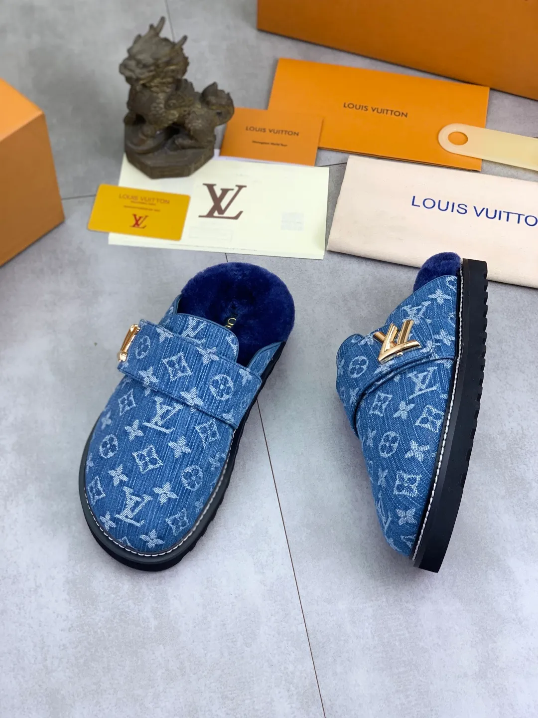 Men's Men's Shoes P480 New Couple Style LV Louis Vuitton L Family Donkey Brand Latest Easy Series Birkenstock Baotou Thick Sole Wool Slippers Sandals Original purchase, development and production This LV Easy sandal is made of suede cow leather, with Monogram pattern to highlight the trendy style. Adjustable straps with illuminated LV letters, flexible insoles and micro outsoles provide a light and comfortable experience. Exquisite packaging at the delivery counter 🛍📦 ▪️Fabric: Original custom imported first-layer cowhide ▪️Inner lining: Original customized warm wool lining ▪️Outsole: Original open-molded rubber foam material ▪️Sole thickness: 4CM ▪️Size: Men and women 35-45